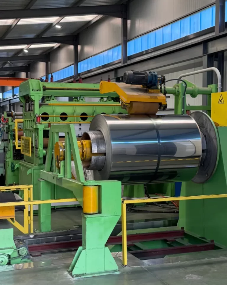 Maquinaria para aplanar y cortar a medida acero